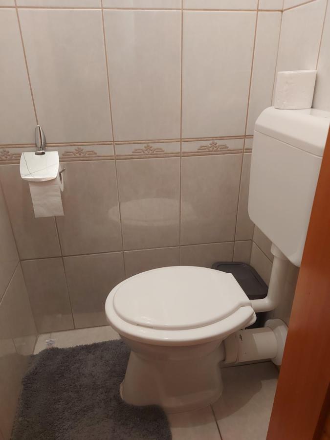 Lara Apartman Debreţin Exterior foto