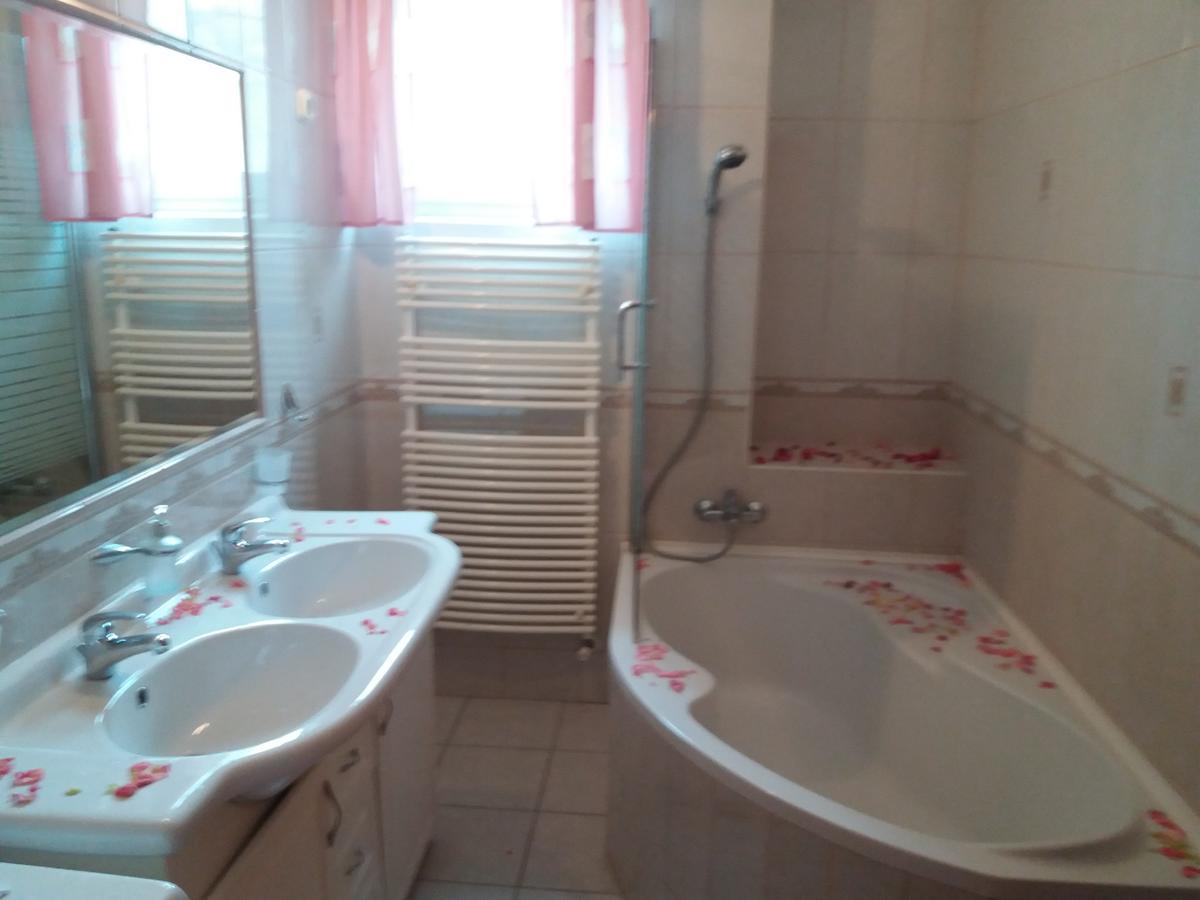 Lara Apartman Debreţin Exterior foto